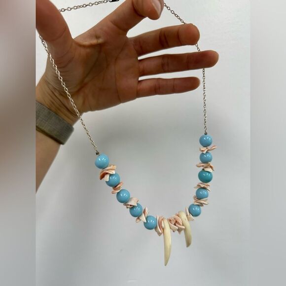 Vintage 70’s Blue Bead & Shell Tooth Necklace Silver Tone Chain 20" - Picture 5 of 10